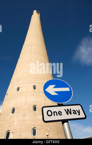 Regno Unito, Inghilterra, Northamptonshire, Northampton, torre quadrata, nazionale torre di sollevamento in un modo cartello stradale Foto Stock