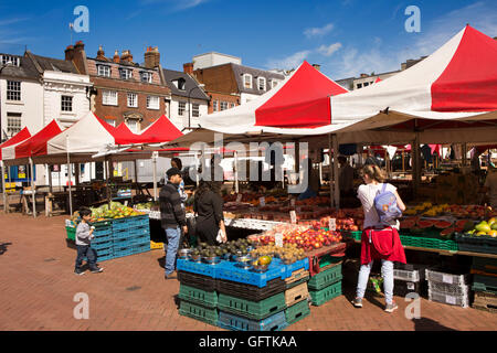 Regno Unito, Inghilterra, Northamptonshire, Northampton, Piazza del Mercato, frutta e verdura in stallo Foto Stock