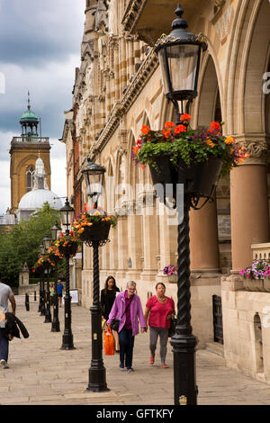 Regno Unito, Inghilterra, Northamptonshire, Northampton, St Giles St, nei cestini appesi sulle luci di strada al di fuori Guildhall Foto Stock