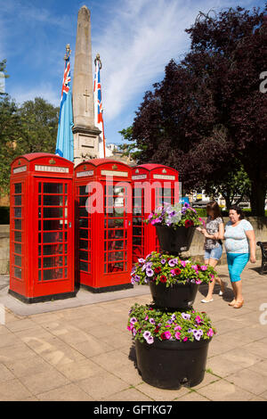 Regno Unito, Inghilterra, Northamptonshire, Northampton, K6 telefono rosso caselle e Lutyens " Memoriale di guerra Foto Stock