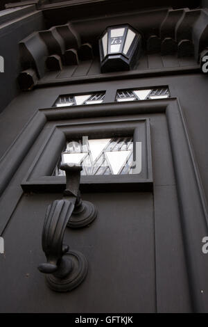 Regno Unito, Inghilterra, Northamptonshire, Northampton, 78 Derngate, Charles Rennie Mackintosh sportello anteriore Foto Stock