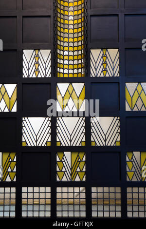 Regno Unito, Inghilterra, Northamptonshire, Northampton, 78 Derngate, Charles Rennie Mackintosh il pannello di vetro in scale Foto Stock