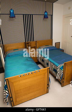 Regno Unito, Inghilterra, Northamptonshire, Northampton, 78 Derngate, Charles Rennie Mackintosh progettato da letto Foto Stock