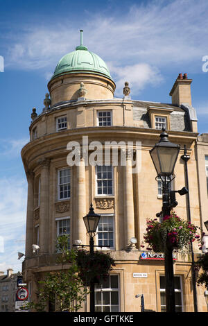 Regno Unito, Inghilterra, Northamptonshire, Northampton, drappeggi Nationwide Building su un angolo di Mercer Row Foto Stock