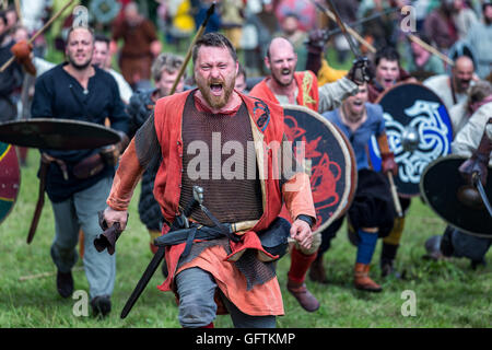 Guerrieri vichinghi facendo una battaglia a viking rievocazione festival presso Moesgaard, Århus, Danimarca Foto Stock