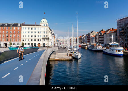 Inderhavnsbroen (porto interno) a pedoni e ciclisti ponte di collegamento Nyhavn e Christianshavn, Copenhagen, Danimarca Foto Stock