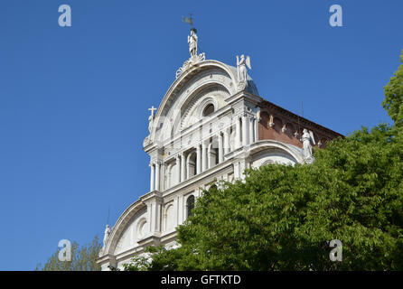 St Zechariah renaissance facade rises above the trees Foto Stock