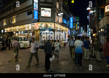 La vita notturna con insegne pubblicitarie nelle strade laterali intorno al Ueno stazione ferroviaria a Tokyo in Giappone Foto Stock