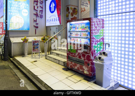 Un Pratico distributore automatico per una varietà di bevande di fronte a un giapponese pachinko luogo (luogo di gioco d'azzardo). Foto Stock