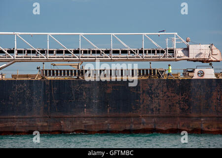 Detroit, Michigan - un membro di equipaggio passeggiate sul ponte della American Mariner portarinfuse navigando sul fiume Detroit. Foto Stock