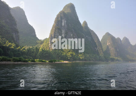 Colline carsiche in Xingping, Guangxi, Cina Foto Stock