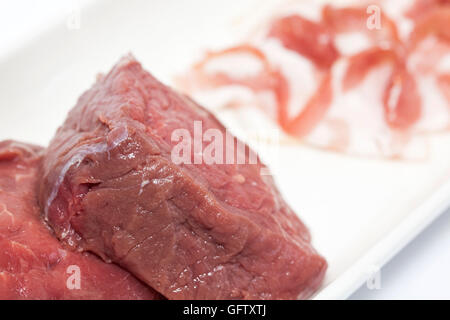 Materie medaglioni di filetto di manzo e di pancetta di maiale Foto Stock