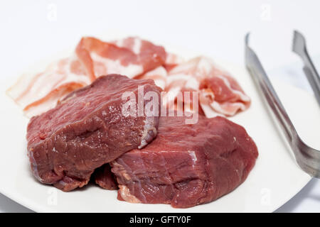 Materie medaglioni di filetto di manzo e di pancetta di maiale Foto Stock