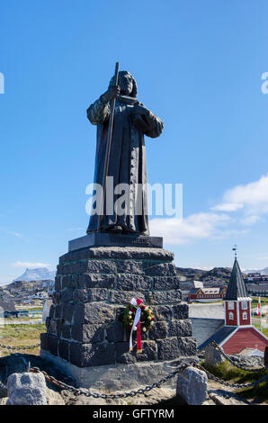 Hilltop statua del missionario Hans Egede che fondarono Nuuk in 1728. Kolonihavnen Nuuk Sermersooq Groenlandia occidentale Foto Stock