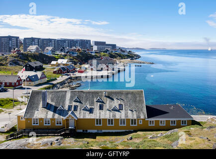 Visualizza in basso a Porto coloniale (Kolonihavnen) con i tradizionali edifici antichi e moderni blocchi di appartamenti al di là. Nuuk Groenlandia Foto Stock