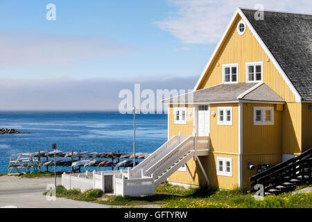 Il vecchio ospedale (Det Gamle Sygehus) affacciato sul porto coloniale (Kolonihavnen). Nuuk (Godthab), Sermersooq, Groenlandia. Foto Stock