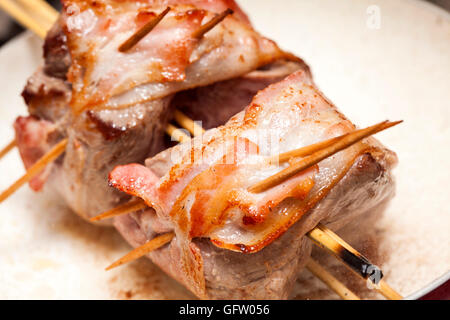 Fate rosolare la pancetta avvolto attorno al filetto di manzo medaglioni Foto Stock