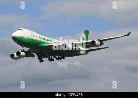 Heathrow/Inghilterra Agosto 10, 2012: Boeing 747 da Eva Air in atterraggio a Heathrow/aeroporto. Foto Stock