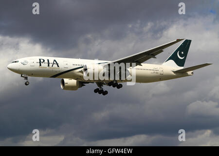 Heathrow/Inghilterra Agosto 10, 2012: Boeing 777 dall'aria Nuova Zelanda in atterraggio a Heathrow/aeroporto. Foto Stock