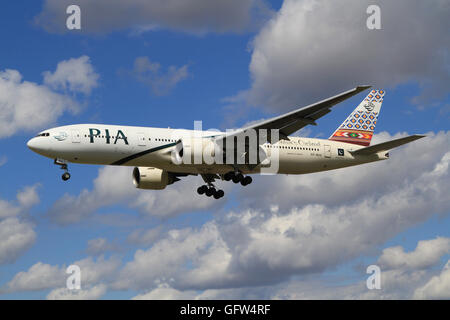 Heathrow/Inghilterra Agosto 10, 2012: Boeing 777 dall'aria PIA a Heathrow/aeroporto. Foto Stock