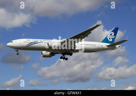 Heathrow/Inghilterra Agosto 10, 2012: Boeing 777 dall'aria Nuova Zelanda in atterraggio a Heathrow/Airpor Foto Stock