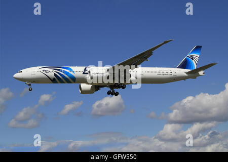 Heathrow/Inghilterra Agosto 10, 2012: Boeing 777 da Egypt Air in atterraggio a Heathrow/aeroporto. Foto Stock