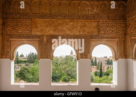 Decorate in stile moresco windows, Palacio de Generalife, Alhambra, palazzo estivo di Nasrid Emiri, kings, Granada, Andalusia, Spagna. Foto Stock