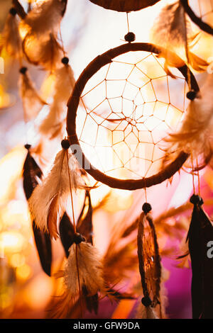 Foto in bianco e nero di un dream catcher al tramonto viola scuro dello sfondo. Foto Stock