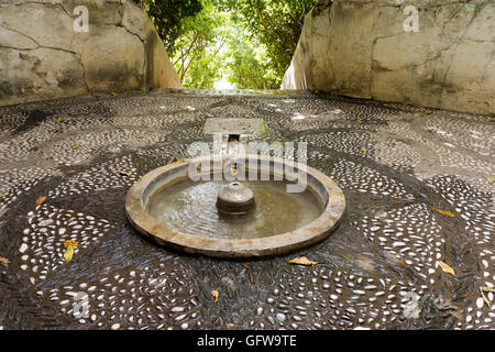 Alhambra. Scala di acqua con flussi di acqua che scorre nelle sue sue inferriate, Granada, Andalusia, Spagna. Foto Stock