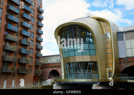 Stazione ferroviaria di Leeds ingresso Sud ingresso iconico di color oro in alluminio anodizzato herpes zoster e vetri Foto Stock