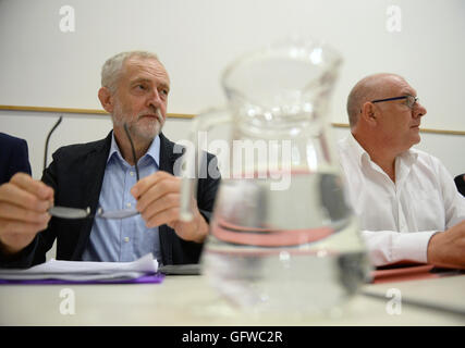Leader laburista Jeremy Corbyn e Dave Ward, Segretario Generale dei Lavoratori di comunicazione europea (destra) a seguito di una riunione per confermare il sostegno dell'Unione per Corbyn durante la leadership laburista contest, a Hamilton House di Londra. Foto Stock
