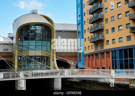 Stazione ferroviaria di Leeds ingresso Sud ingresso iconico di color oro in alluminio anodizzato le assicelle con un ponte pedonale Foto Stock