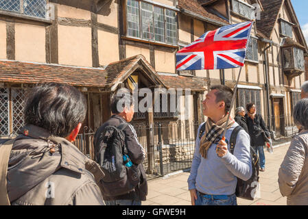 Il turista cinese UK, un gruppo di turisti cinesi visita la casa in cui è nato William Shakespeare, Stratford upon Avon, Warwickshire, Inghilterra. Foto Stock