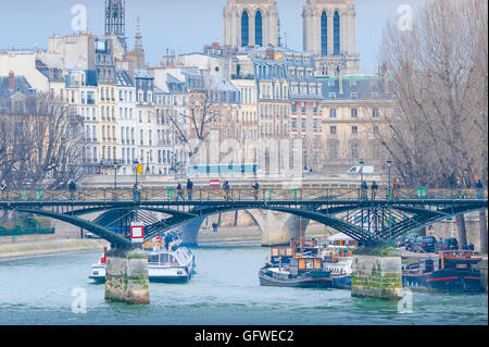Parigi fiume inverno, vista in inverno di due ponti di Parigi - il Pont Neuf e il Pont des Arts - che attraversa la Senna, Francia. Foto Stock