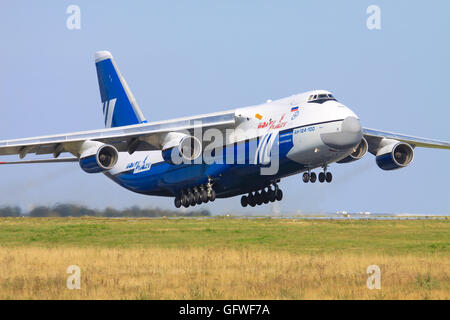 Hahn/Germania settembre12, 2012: Antonov un124 dal volo Polet Antonov presso l'aeroporto di Hahn. Foto Stock