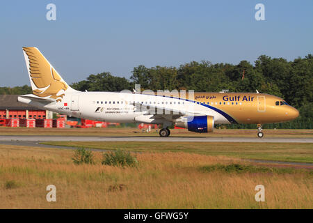 Francoforte sul Meno Germania luglio 4, 2012: Airbus A320 da Gulf Air all'aeroporto di Francoforte Foto Stock