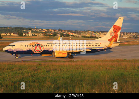 Stuttagart/Germania Luglio 12, 2012: Boeing 737 da Tuifly con BÀ¤rem Marke livrea pronto al decollo all'Aeroporto di Stoccarda. Foto Stock