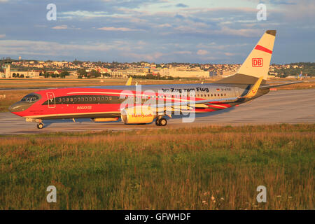 Stuttagart/Germania Luglio 12, 2012: Boeing 737 da Tuifly con DB livrea pronto al decollo all'Aeroporto di Stoccarda. Foto Stock