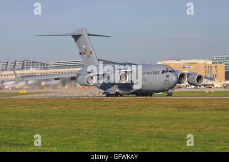 Stoccarda/Germania Marzo 12, 2015: USA Air Force Boeing C-17A Globemaster III presso l'Aeroporto di Stoccarda. Foto Stock