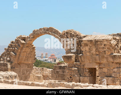 Veduta della chiesa di St George attraverso arco di saranda kolones fort, Paphos, Cipro Foto Stock