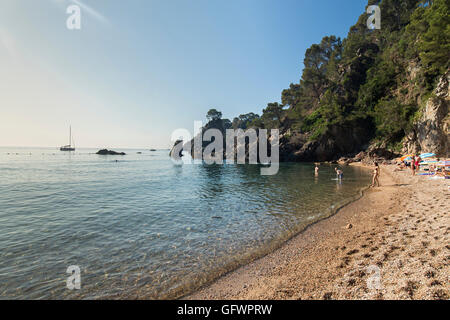 Nascosti nella spiaggia di Calella de Palafrugell, Costa Brava. Foto Stock