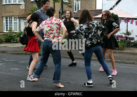 Street partito svoltasi nella celebrazione della Regina Elisabetta II il novantesimo compleanno - adolescenti Dancing Cornwall Road Surrey in Inghilterra Foto Stock