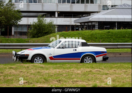 A British Leyland trionfo TR-7 auto sportiva che viaggia lungo il Kingsway a doppia carreggiata a Dundee, Regno Unito Foto Stock