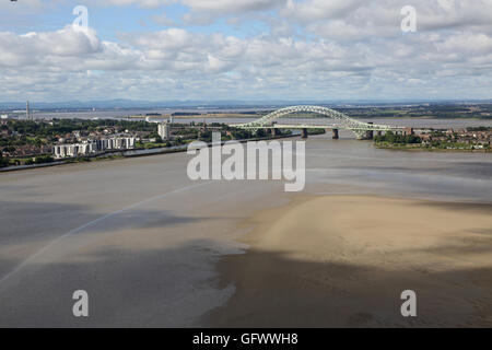 Alto livello di vista del fiume Mersey a Runcorn mostra il Giubileo d'argento bridge, a estuario velme e gallese al di là delle montagne Foto Stock
