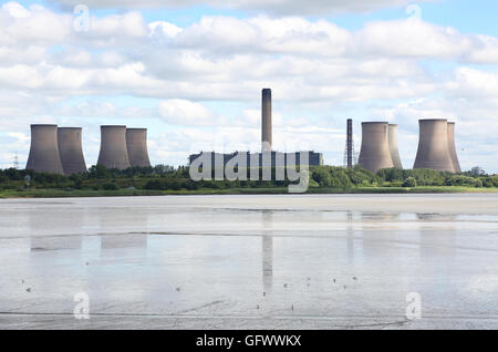 Vista di Fiddlers Ferry Power Station, Widness, UK. Visto attraverso il fiume Mersey nel Cheshire Foto Stock