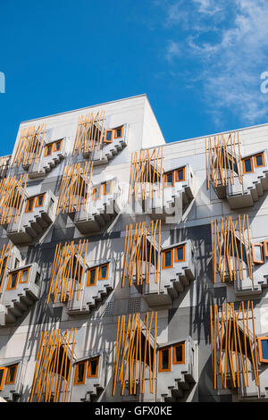 Dettagli architettonici di finestre sulla facciata di edificio del parlamento scozzese di Edimburgo in Scozia , Regno Unito Foto Stock