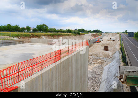 Dettaglio di una strada sito di costruzione di una nuova autostrada. Ingegneria civile. Industrial Foto Stock