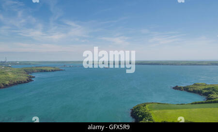 Il trafficato Milford Haven Waterway e i terminal petrolio e gas di Hakim, Pembrokeshire Foto Stock