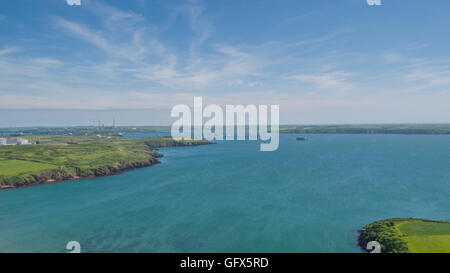 Il trafficato Milford Haven Waterway e i terminal petrolio e gas di Hakim, Pembrokeshire Foto Stock