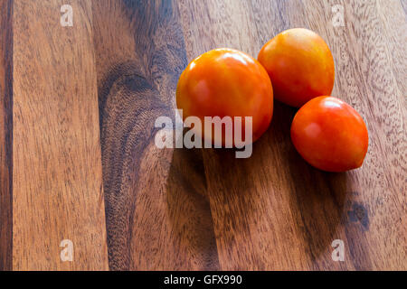 Pomodori rossi freschi sul tavolato in legno Foto Stock
